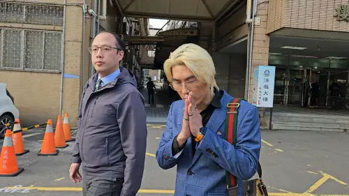 ▲記者堵訪時，陳鑒並未回答，只雙手合十並點頭回應。（圖／記者劉松霖攝）