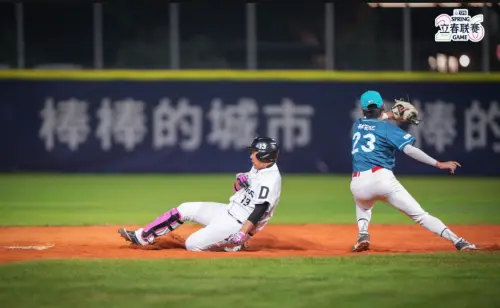 ▲林益全（左）在CPB立春聯賽第2戰未先發，不過在8局下獲得代打機會，他把握住得點圈攻勢，敲出清壘二壘安打，替上海正大龍追平比分。（圖／CPB提供）