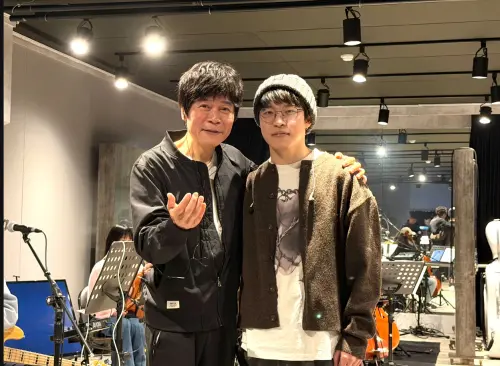 ▲洪榮宏（左）在高雄流行音樂中心的演唱會，會找兒子洪亮（右）來參與，彼此會在台上合唱。（圖／阿爾發音樂提供）