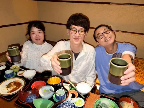 ▲浩子順利將遲了 8 年的 100 美金親手歸還，兩人還約定，未來對方若來到台灣，一定要由浩子親自擔任導遊。（圖／鬧著玩提供）