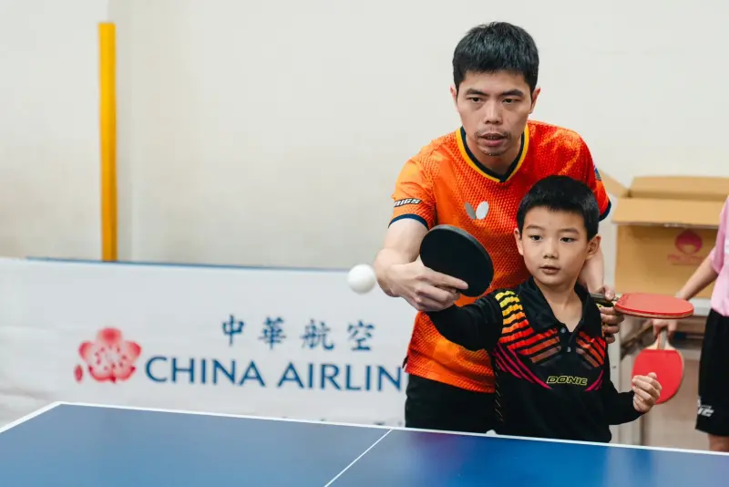 ▲中華航空今 （5） 日開年之際，三度舉辦公益桌球營，首次移師彰化，邀請台灣桌球教父莊智淵親臨指導，陪伴在地學童揮拍學習。（圖／華航提供）