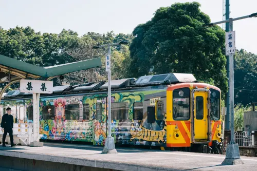 ▲藝術家洪易以「行走西遊」為主題的彩繪列車，今天為集集支線復駛首航。（圖／翻攝陳世凱臉書，2026.01.05）