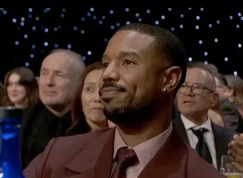 甜茶當影帝大方對卡戴珊小妹示愛！《罪人》黑帥忍不住冷臉被抓包
