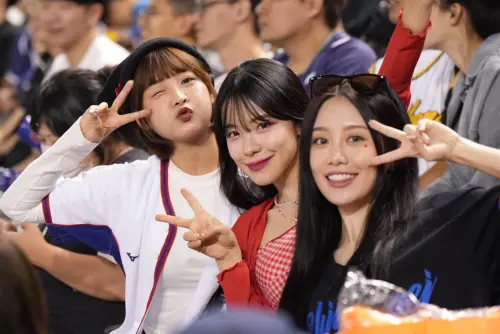 ▲李多慧（中）在12強期間與籃籃（左）和若潼（右）一同到大巨蛋為中華隊應援。（圖／讀者提供）