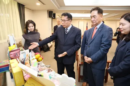 ▲黃偉哲也特別向平澤市訪團介紹台南的農產及農產加工品。(圖／南市府提供)