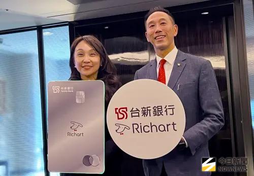 ▲台新銀行個人金融總處執行長包國儀（左）與台新銀行執行副總經理黃天麟說明銀行品牌升級策略發展。（圖／記者顏真真攝）