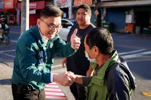 ▲賴瑞隆今天一早自鳳山建國路與青年路路口站路口向通勤市民問早致意。(圖／立委賴瑞隆辦公室提供)