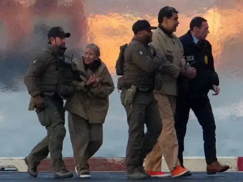 ▲委內瑞拉總統馬杜洛於美東時間5日中午準備出庭審訊，稍早在幹員押送下搭乘直升機的狼狽畫面曝光。（圖／路透社／達志影像）