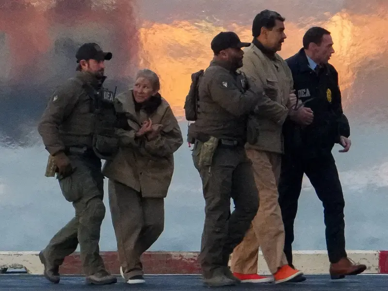 ▲委內瑞拉總統馬杜洛於美東時間5日中午準備出庭審訊，在幹員押送下搭乘直升機的狼狽畫面曝光。（圖／路透社／達志影像）