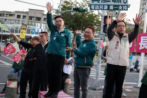 ▲賴瑞隆由市議員陪同站路口向下班鄉親問好。(圖／立委賴瑞隆辦公室提供)