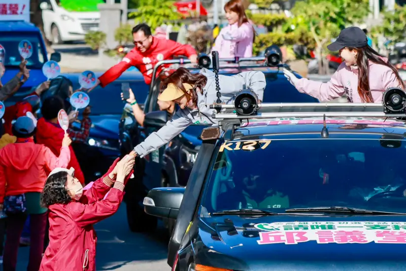 ▲高雄市長參選人邱議瑩今天與多位議員及議員參選人在媽祖港橋站路口向市民懇託，展現「最強母雞」氣勢。（圖／立委邱議瑩辦公室提供）