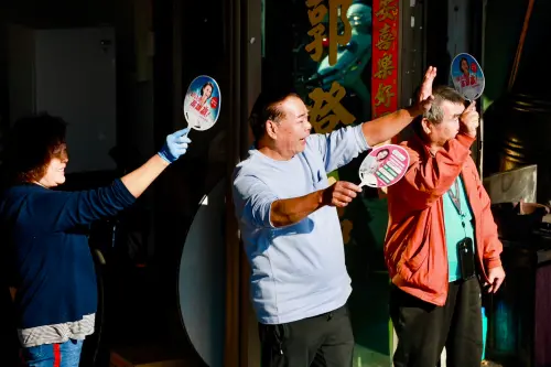 ▲邱議瑩與立委黃捷合體在鳳山車掃，滿檔行程展現充沛體力與堅定意志。（圖／立委邱議瑩辦公室提供）