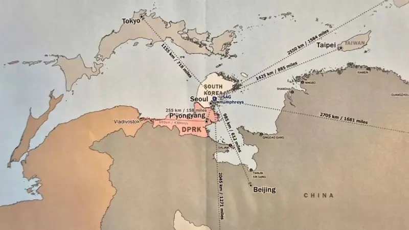 ▲駐韓美軍的內部戰略地圖,呈現南北180度倒轉,駐日、駐韓美軍結合台灣、菲律賓形成包圍中國的態勢。(圖/翻攝自SBS)