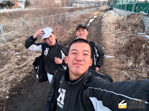 ▲林逸洋（前）是北海道駒大苫小牧高校首位台灣留學生，由於個性外向，敢於表達自己的想法，被監督指定為隊長。（圖／林逸洋提供）