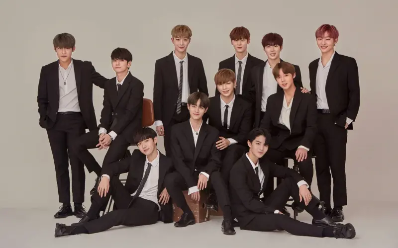 ▲《NOWNEWS今日新聞》為您帶來今（6）日熱門娛樂話題搶先看，Wanna One宣布即將合體回歸後，有粉絲點出已退居幕後的賴冠霖（上排左3）恐成合體變數；許允樂日前PO出多張男友視角照後，羞喊李玉璽老公。（圖／Wanna One 워너원 FB）