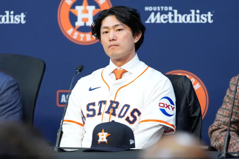 ▲日本職棒前西武獅王牌投手今井達也，正式踏上美國職業棒球大聯盟（Major League Baseball）舞台，他也於今（6）日於德州休士頓太空人主場「大金園區」（Daikin Park）舉行加盟記者會，並宣告合約內容為3年總值5400萬（約為17億台幣），其中包含2026、2027年球季結束後的跳脫權，另依投球局數設有激勵獎金條款。（圖／美聯社／達志影像）