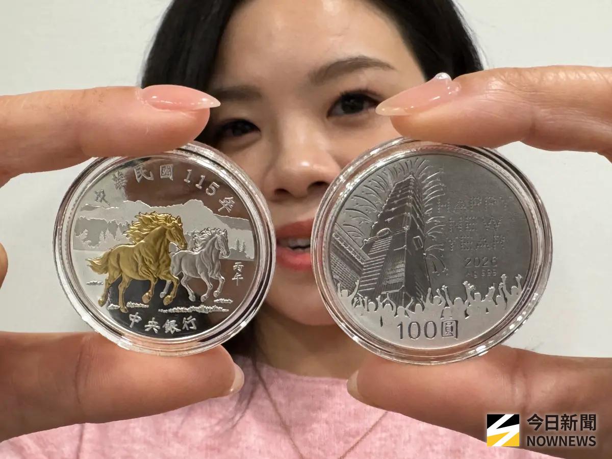 ▲中央銀行宣布「馬年生肖紀念套幣」，今（6）日起開放預購，1月29日再開放臨櫃購買，全部限量9萬套，售價則調漲每套2450元，也是央行發行以來最貴的一套生肖套幣。（圖／記者顏真真攝）