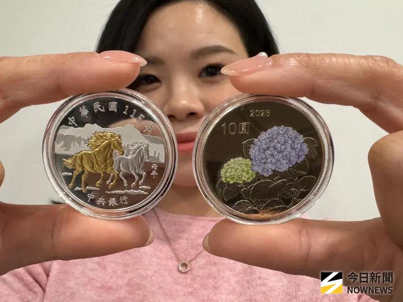    ▲中央銀行宣布，委託台銀發售的「丙午馬年生肖紀念套幣」，今（6）日起開放預購，1月29日再開放臨櫃購買，全部限量9萬套，售價則調漲每套2450元。（圖／記者顏真真攝）  