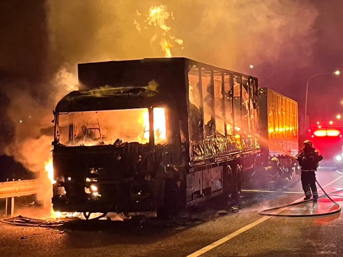 ▲國道1號北向43.7公里林口路段今（6日）凌晨一輛載運食品的聯結車發生火燒車意外。（圖／翻攝畫面）