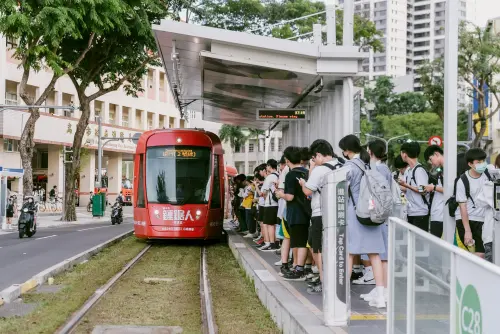 ▲2025年，輕軌全線，轉乘運量成長14.4%，觀光運量成長11.4%，通學運量成長14.0%，就醫運量成長19.3%。（圖／高市府捷運局提供）