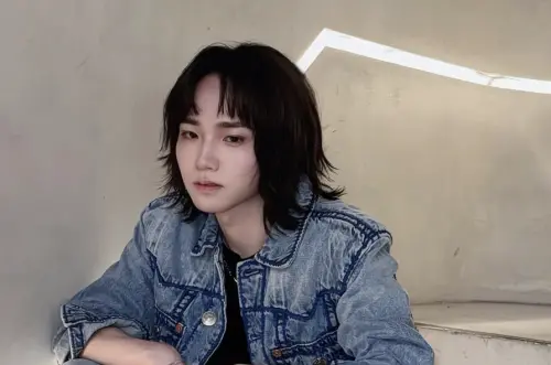 ▲持修長髮造型加上清秀五官，曾被誤認是女生。（圖／翻攝自IG@chih_siou）