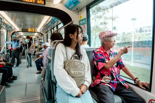 ▲環狀輕軌靜靜地穿梭在城市綠廊，它不只是移動的載體，更是串連高雄生活最溫暖的一條線。（圖／高市府捷運局提供）