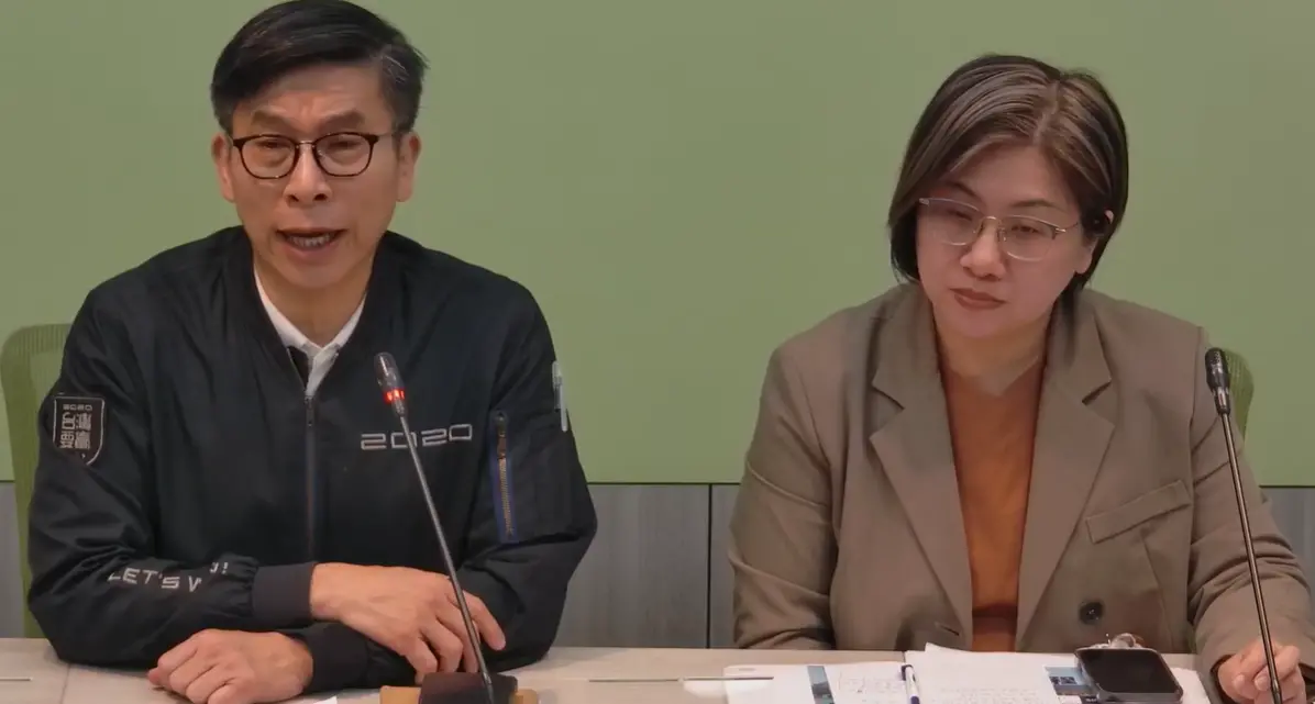 ▲陳培瑜（右）表示，只要能站出來替花蓮服務、推倒傅家王朝，相信人民都會支持。（圖／民進黨團臉書）