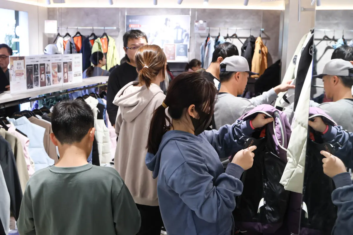 ▲天氣急降溫，ONE BOY台中一中旗艦店假日午後湧入大量人潮，擠滿試穿保暖外套的消費者，結帳隊伍一度排到騎樓。（圖／記者朱永強攝）