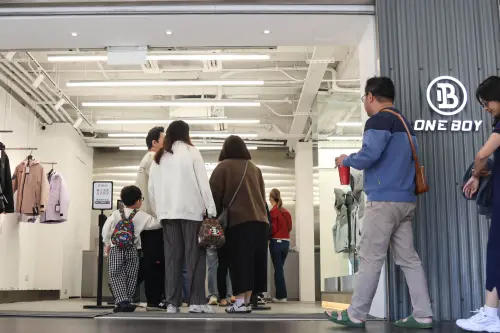 ▲ONE BOY台中一中旗艦店買氣驚人，結帳隊伍一路排到騎樓，排隊人潮讓路過民眾看傻眼。（圖／記者朱永強攝）