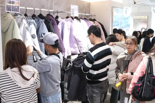 ▲不少民眾現場試穿保暖外套、討論機能設計與尺寸，從家庭客到情侶檔都忙著為冬季與旅遊添購裝備。（圖／記者朱永強攝）