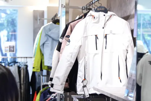 ▲寒流來襲外套需求爆發，ONE BOY門市機能外套整齊陳列，多款防風、防潑水與智能升溫外套一字排開，成為消費者入冬挑選禦寒裝備的熱門焦點。（圖／記者朱永強攝）