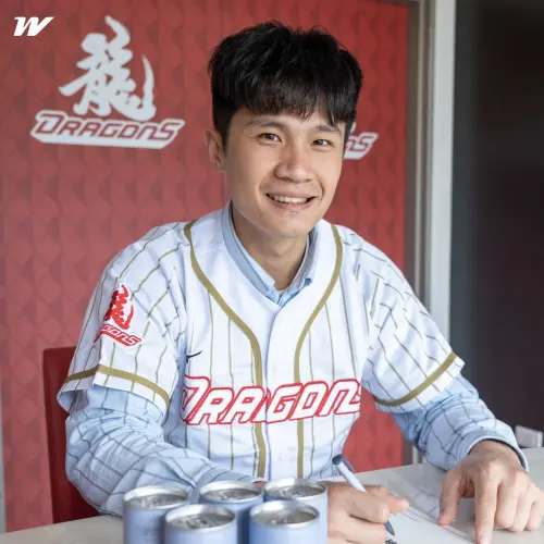 ▲前樂天桃猿年輕好手賴知頎，隨隊友曾仁和一起來到味全龍。（圖／味全龍提供）