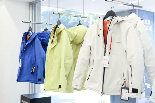 ▲熱賣第一名是智能升溫七合一衝鋒衣，內部中層有發熱片，可提供四段升溫。（圖／記者朱永強攝）