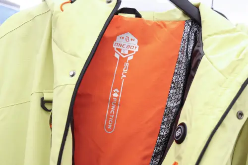 ▲外套最外層已做抗油污處理，若有點髒污用濕紙巾幾乎就能擦拭乾淨。（圖／記者朱永強攝）