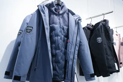 ▲熱賣第二名是All in one全方位升溫蓄熱科技防水三合一衝鋒衣。（圖／記者朱永強攝）