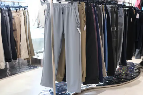 ▲熱賣第三名是內裡加絨彈力衝鋒褲2.0。（圖／記者朱永強攝）