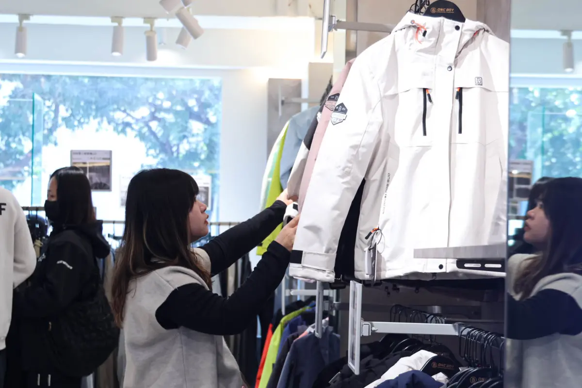 ▲寒流來襲，冬天外套怎麼穿搭才最保暖，以及正確挑選外套的方式，達人公布最強挑選法，買1件實穿一整年。（圖／記者朱永強攝）