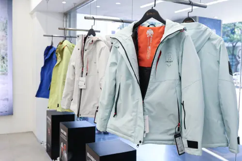 ▲想挑保暖外套又不希望太厚，七合一衝鋒衣系列有加熱片智能升溫，整體不會太厚重，天氣很冷時又可智慧升溫。（圖／記者朱永強攝）