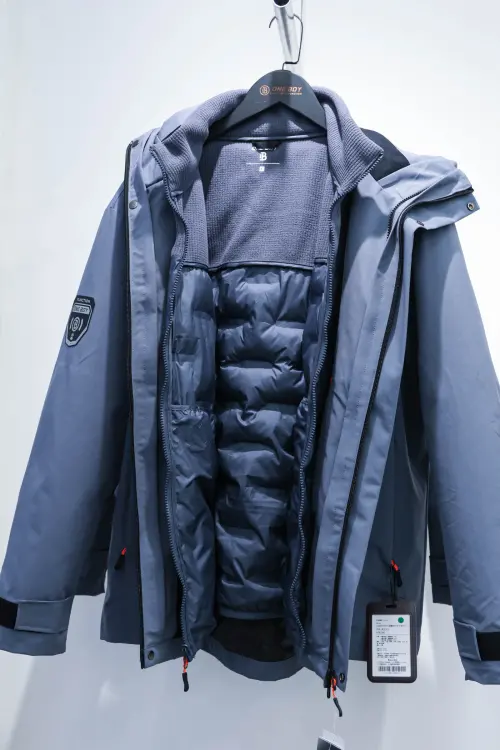 ▲若是家中外套類型較少，三合一衝鋒衣系列的內層、外層可以分開單穿。（圖／記者朱永強攝）