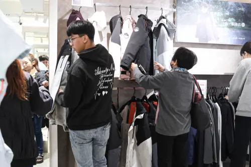 ▲許多寒冷國家都有室內暖氣，穿太多反而不舒服，建議先了解該地氣候與習慣，再決定如何攜帶衣物。（圖／記者朱永強攝）