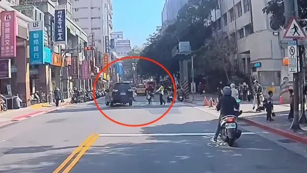 ▲一輛黑色休旅車昨（5日）行經北投國小前闖紅燈，險些撞上正在過馬路的學童。（圖／翻攝自Threads@haodai_0723）