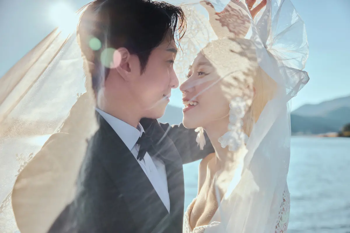 ▲陳漢典（左）、LULU（右） 去年10月20日登記結婚，兩人將於1/25於文華東方飯店辦婚宴，今（6）日小倆口公布一系列婚紗美照，在富士山前浪漫依偎、親密碰鼻的模樣令人稱羨。（圖／天地合娛樂提供）