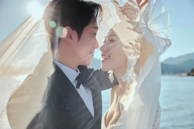 ▲陳漢典（左）、LULU（右） 去年10月20日登記結婚，兩人將於1/25於文華東方飯店辦婚宴，今（6）日小倆口公布一系列婚紗美照，在富士山前浪漫依偎、親密碰鼻的模樣令人稱羨。（圖／天地合娛樂提供）