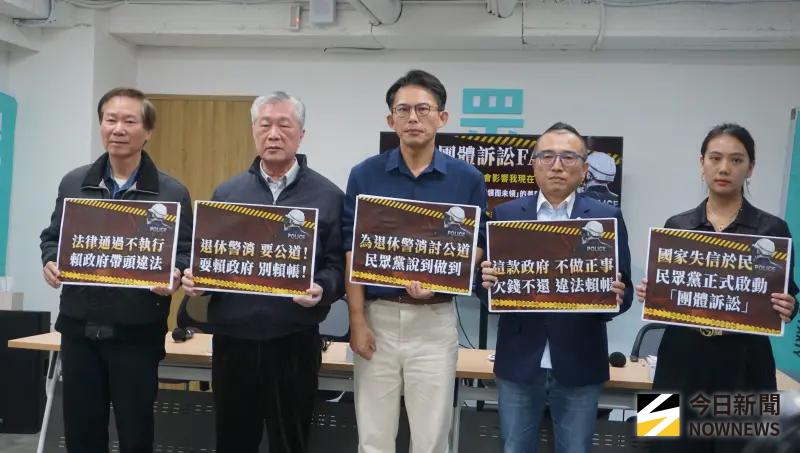 ▲民眾黨主席黃國昌（中）宣布將為退休警消啟動團體訴訟，和警消人員共同站出來討公道。（圖／記者呂炯昌攝，2026.01.06）