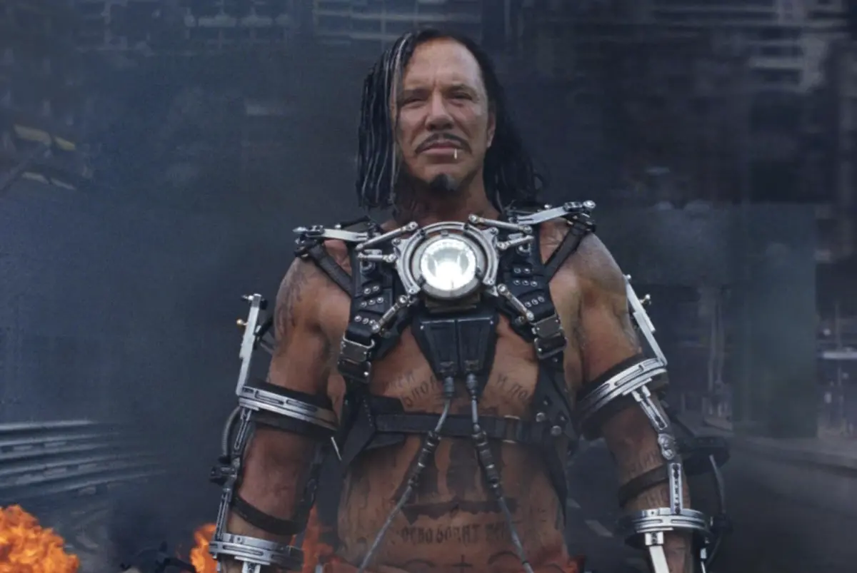 ▲《鋼鐵人2》飾演大反派的米基洛克，因欠房租5.9萬美元，被房東驅趕，雖然粉絲幫他募款，卻為時已晚。他曾是好萊塢性感男神，在拳擊比賽中毀容，導致迅速過氣，更曾因演出《龍年》深陷辱華風暴。（圖／摘自IMDb）