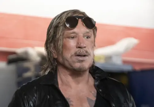 ▲米基洛克近年來仍大都只能演出小規模製作的影片,雖然粉絲幫他募到欠房東的租金,他卻已經搬離住處。(圖/摘自IMDb) ▲米基洛克近年來仍大都只能演出小規模製作的影片,雖然粉絲幫他募到欠房東的租金,他卻已經搬離住處。(圖/摘自IMDb)