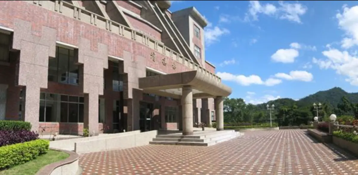 ▲德霖科大財金系石姓副教授因斜槓記者寫新聞，校方認定他校外兼職、開教評會決議停聘3年，卻因此引發官司。（圖／翻攝宏國德霖科技大學臉書）