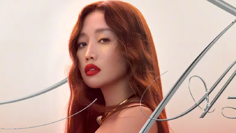 ▲A-Lin全新世界巡演場次、主視覺海報曝光，粉絲虧她「不喝酒也是很美」。（圖／天生歌姬A-Lin微博）