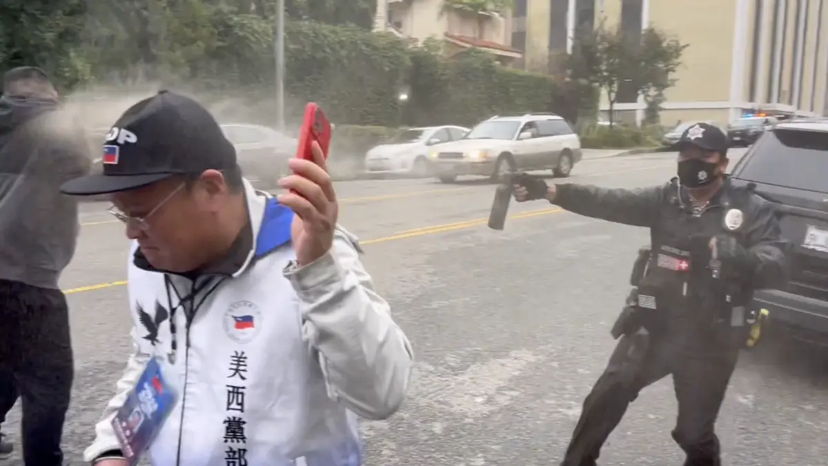 ▲海外民運人士在中國駐洛杉磯總領館外慶祝、示威期間，與總領館保全人員發生口角，保全拿出辣椒噴霧追噴示威者，導致數人受傷。（圖／翻攝自X@jielijian）