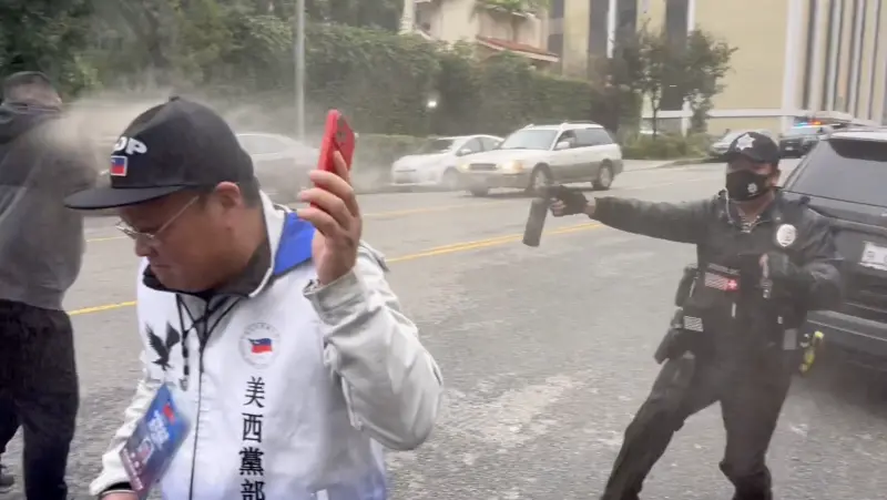 民眾慶馬杜洛被抓遭殃！中國領館保全怒罵「賣國賊」　狂噴辣椒水